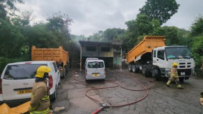 洪水橋露天車房鐵皮屋起火 一度傳出爆炸聲 消防救出兩狗