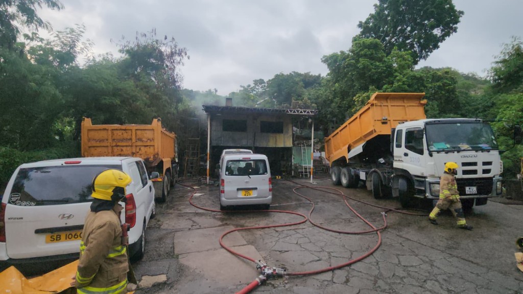 洪水橋露天車房鐵皮屋起火 一度傳出爆炸聲 消防救出兩狗