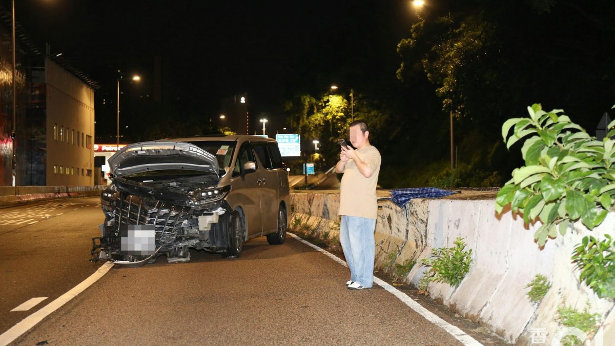 公主道七人車跣胎撞壆 車頭嚴重損毀 司機幸無受傷