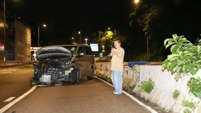 公主道七人車跣胎撞壆 車頭嚴重損毀 司機幸無受傷