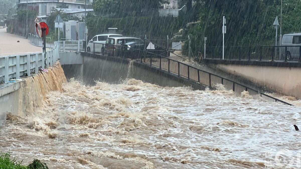 黑雨｜多區水浸 市面洪水處處 途人狼狽