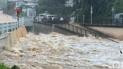 黑雨｜多區水浸 市面洪水處處 途人狼狽