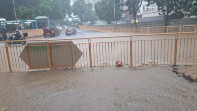 黑雨有片｜屯門多處水浸　井頭村現激流　湖山河畔公園水淹單車徑