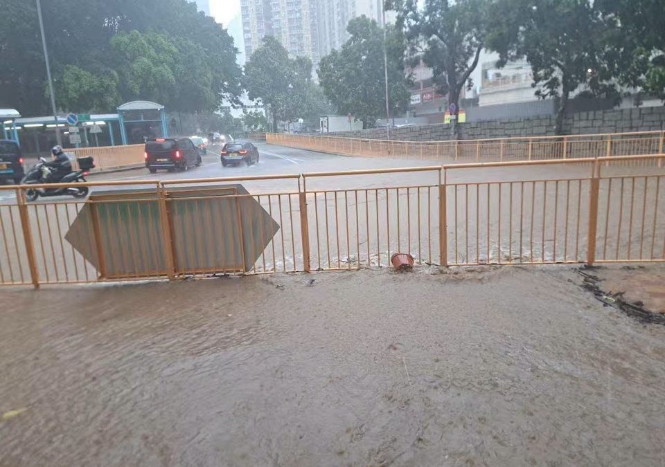 黑雨有片｜屯門多處水浸　井頭村現激流　湖山河畔公園水淹單車徑
