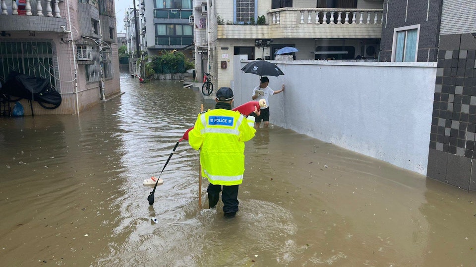 黑雨｜元朗多處嚴重水浸成澤國　警聯同其他部門救出多名被困市民