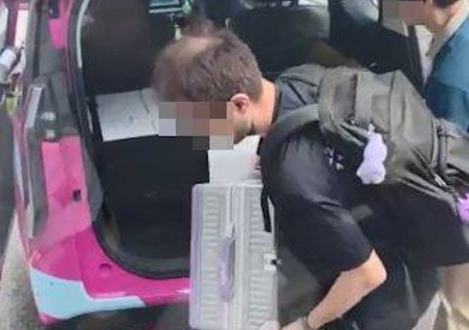 荃灣青山公路的士路中落客搬行李　網民：一個癲加兩個喪