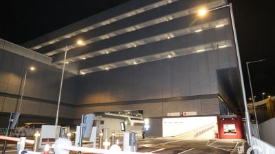 機場搶金條｜過程曝光　男子遭持刀指嚇搶劫　七人車接應3匪逃去