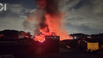 新田石湖圍新村倉庫起火傳爆炸聲　濃煙烈焰湧半空　消防開喉灌救