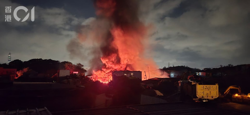 新田石湖圍新村倉庫起火傳爆炸聲　濃煙烈焰湧半空　消防開喉灌救