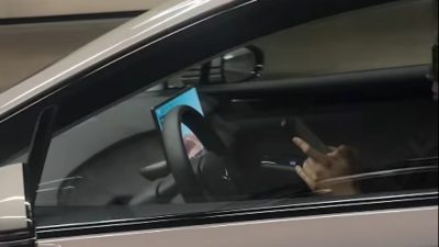 FU牌私家車司機駕駛時雙手離軚玩手機　網民怒斥：馬路核彈