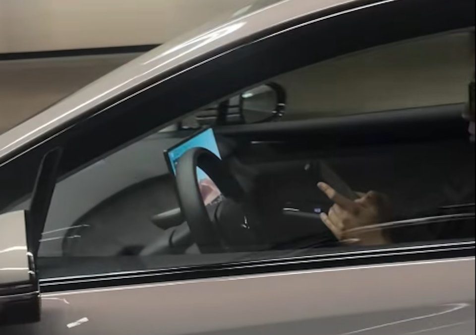 FU牌私家車司機駕駛時雙手離軚玩手機　網民怒斥：馬路核彈