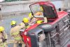 牛頭角坪石邨對開兩車相撞的士翻側 司機乘客一度被困