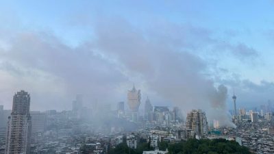 澳門有地舖閣樓起火　濃煙湧上半空　新馬路暫時封閉以便消防灌救