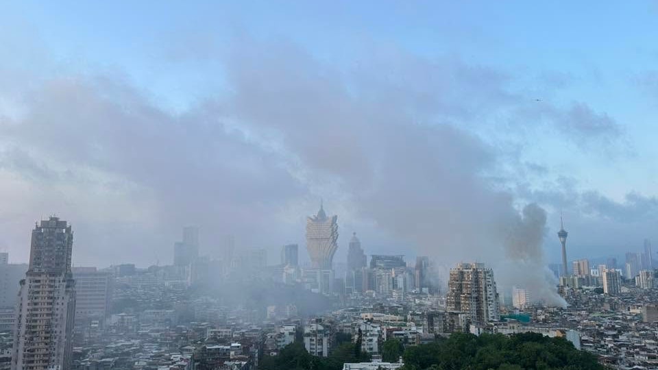 澳門有地舖閣樓起火　濃煙湧上半空　新馬路暫時封閉以便消防灌救