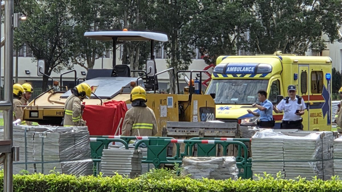 九龍灣運動場工傷︱瀝青鋪路機褪後輾斃男管工　胞妹：原打算退休