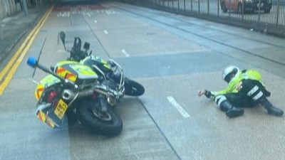 跑馬地黃泥涌道「鐵馬」翻車　交通警倒地受傷　送院治理